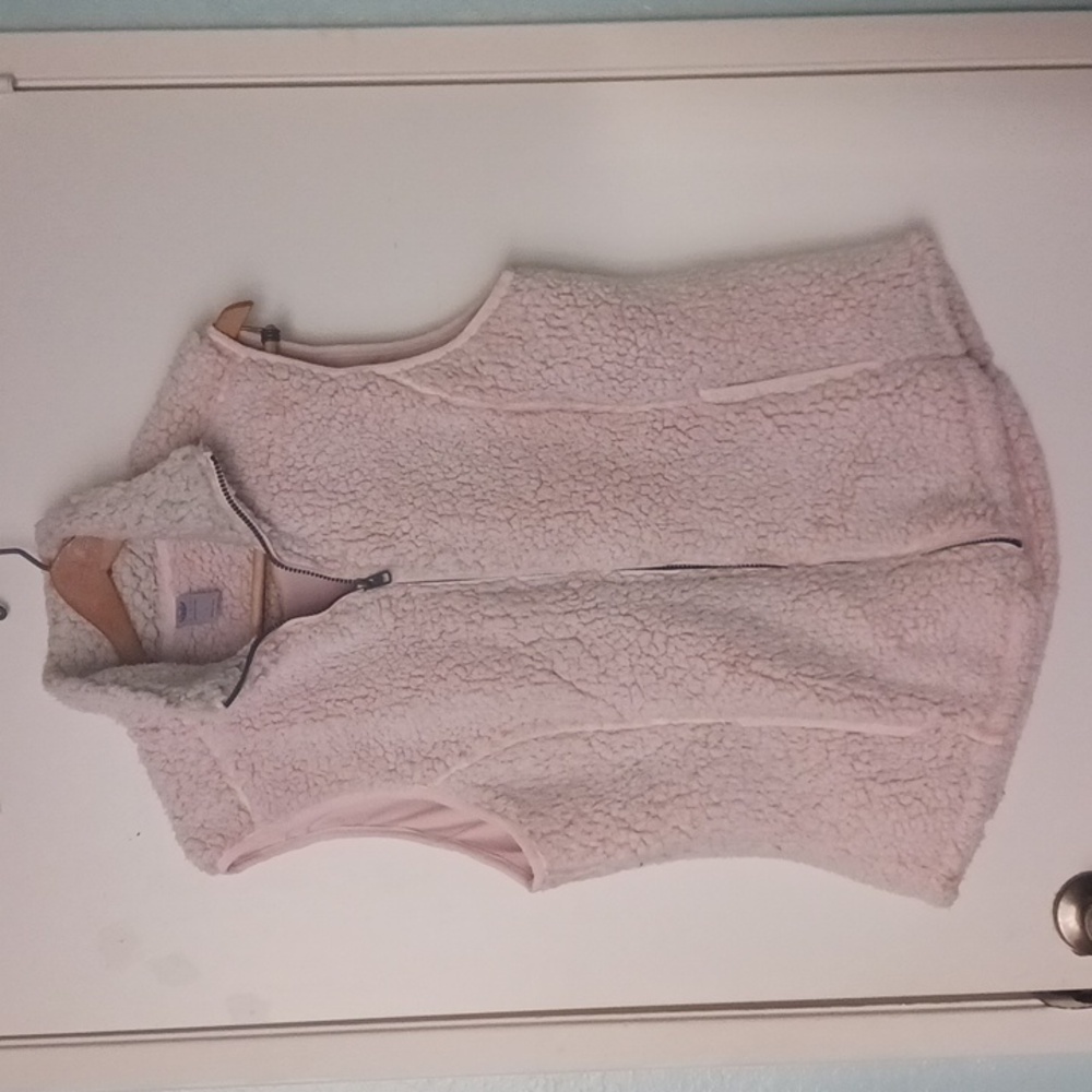 le verde light pink sherpa vest